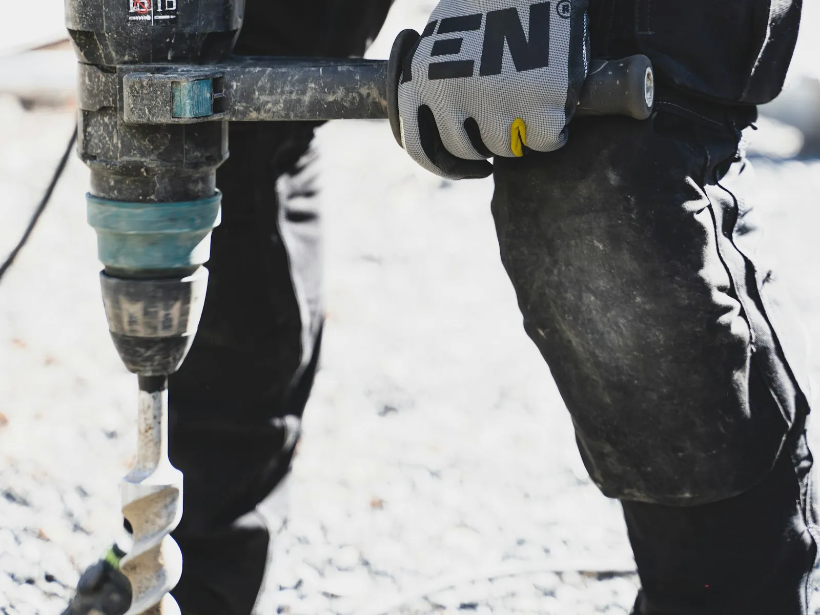 Bohrmaschine mit Bohrer im Einsatz — präzise Bohrung in hartem Material (Symbolbild)